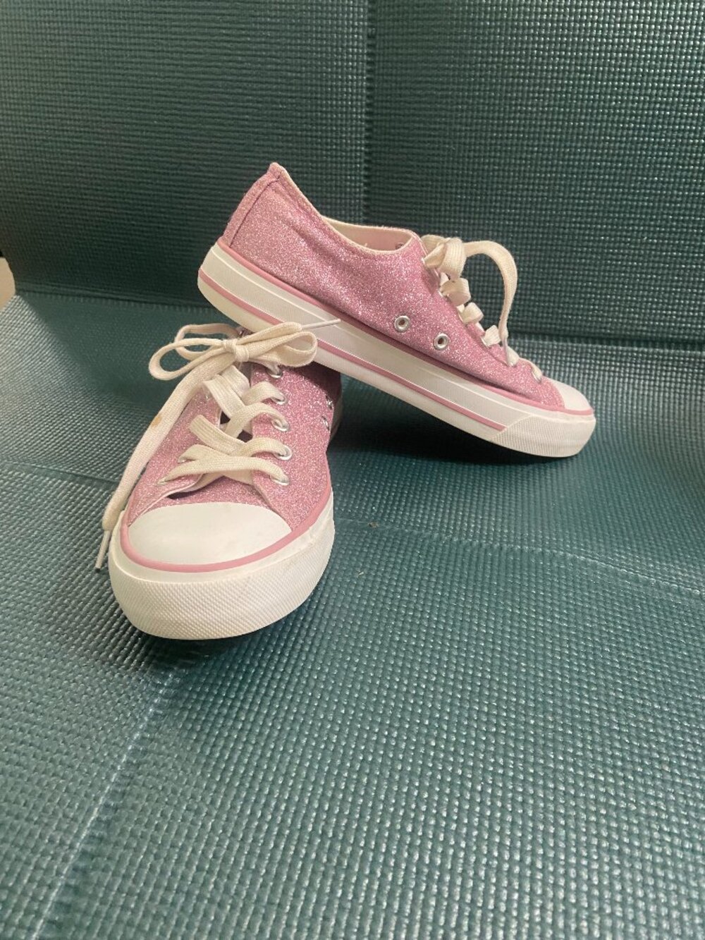 Pink sparkly low top sneaker. Size 7.5